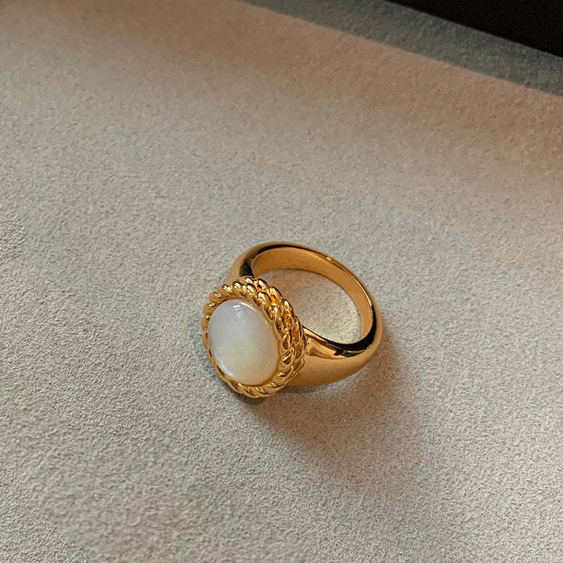 Retro black agate natural white fritillary necklace women's high-end accessories light luxury niche