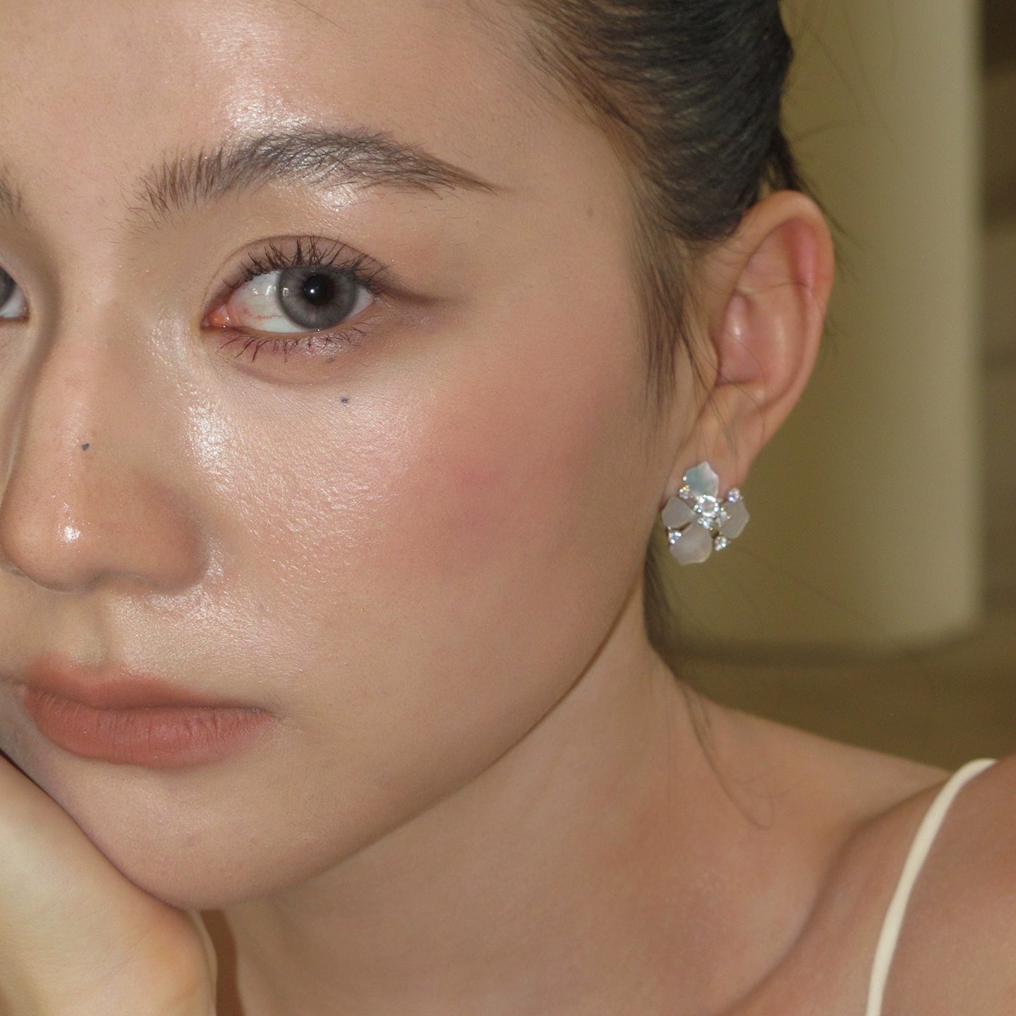 925 Silver Needle Natural White Fritillary Zircon Diamond Earrings Ladies 2025 Super Fire Premium Temperament Stud Earrings Earrings