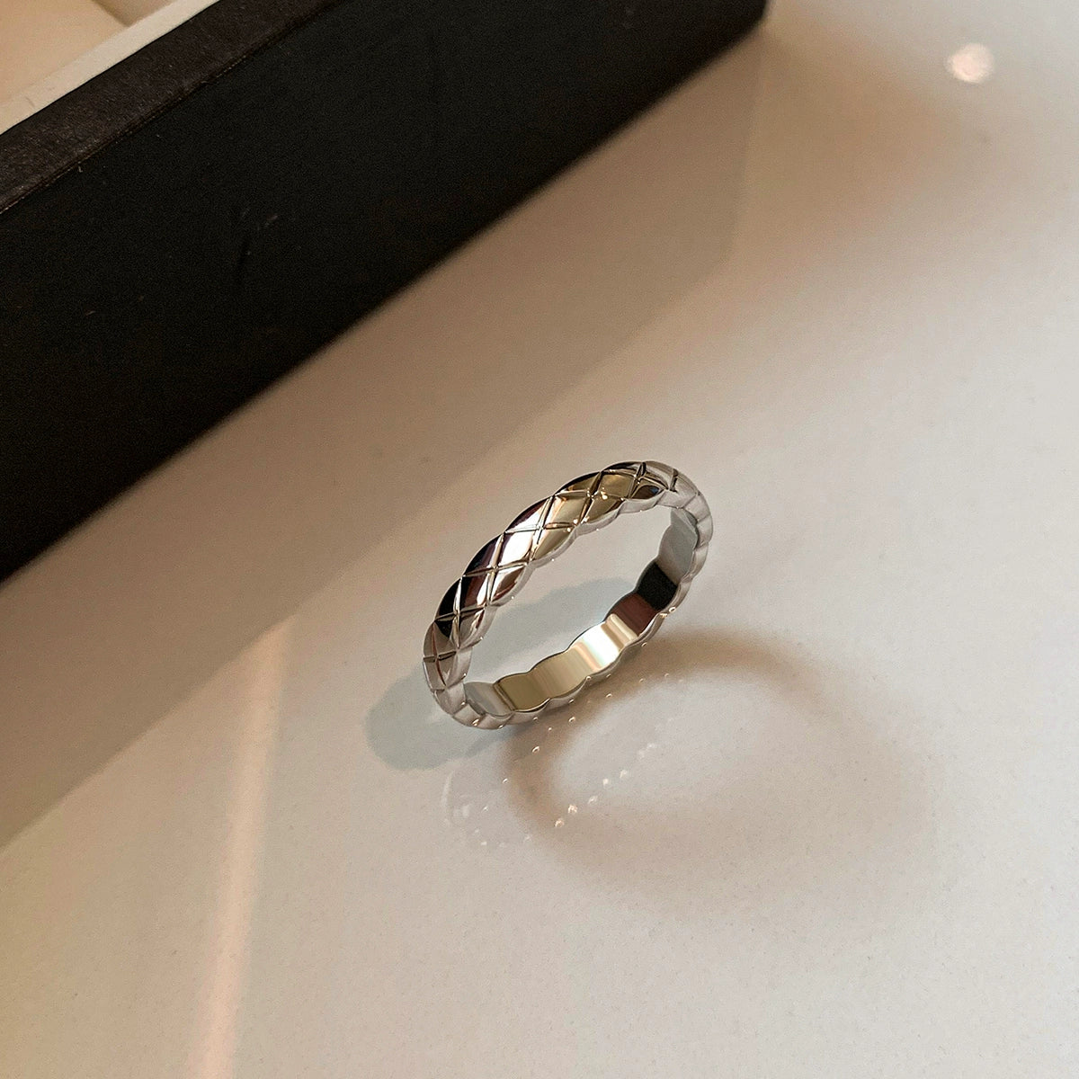 Xiaoxiangfeng rose gold silver rhombus ring women's light luxury exquisite fashion niche design European and American plain ring ring