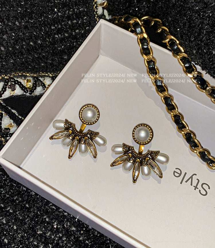 Xiaoxiangfeng retro pearl earrings women's high-end 2025 new light luxury Hepburn style great temperament medieval stud earrings