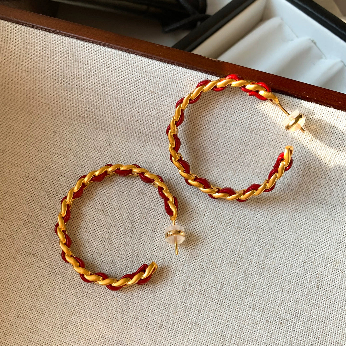 2025 New Year's red leather retro C-shaped circle large earrings women's light luxury unique high-end Chinese New Year earrings earrings