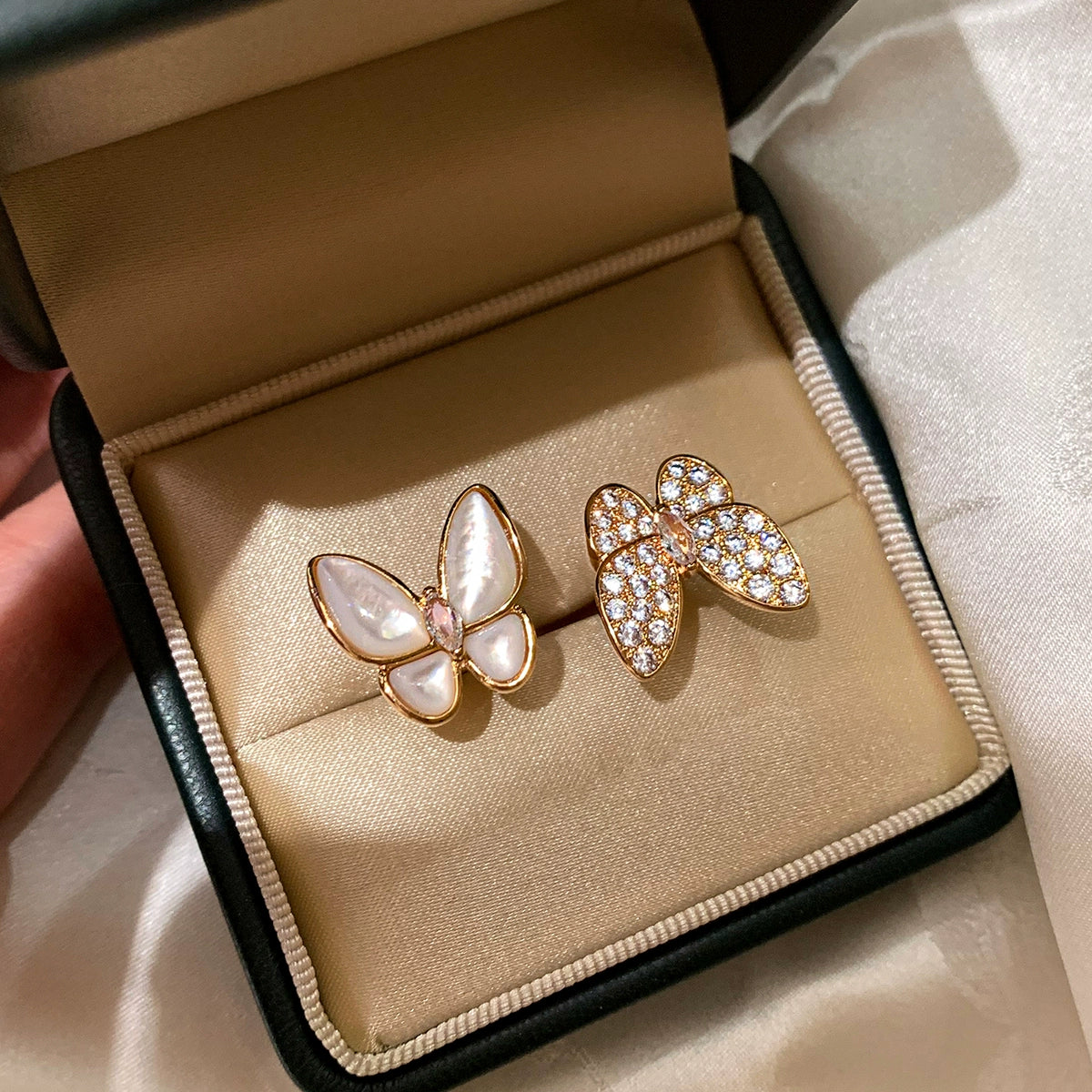 Natural white fritillary diamond zircon butterfly ring women's light luxury exquisite fashion niche design partial wealth metaphysical ring