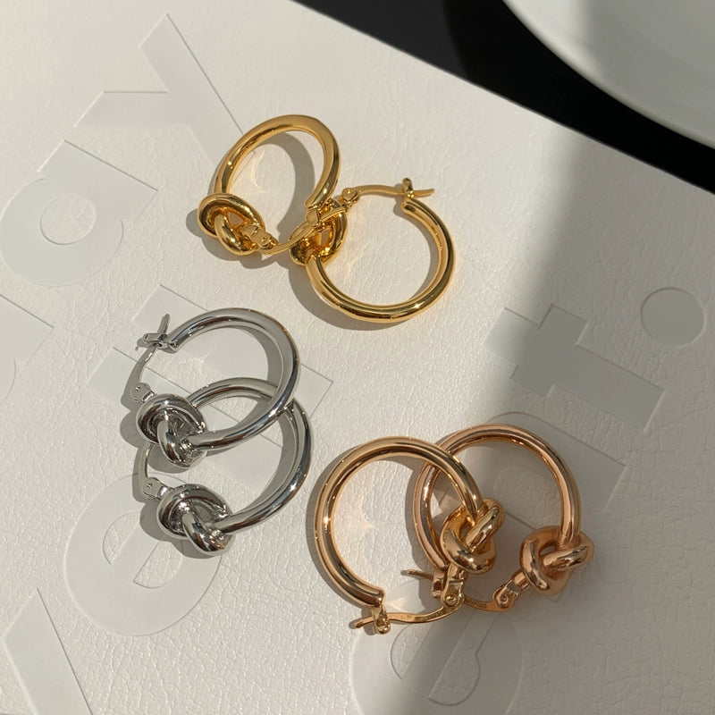 Zhang Zifeng's knotted circle earrings of the same style are women's exquisite, small and minimalist, advanced niche light luxury 2025 new earrings.