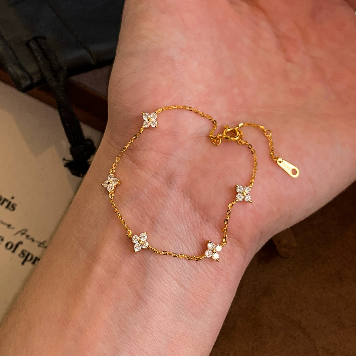 925 sterling silver diamond-encrusted zircon four-leaf clover bracelet for girls, light luxury, exquisite fashion 2025 new partial wealth bracelet.