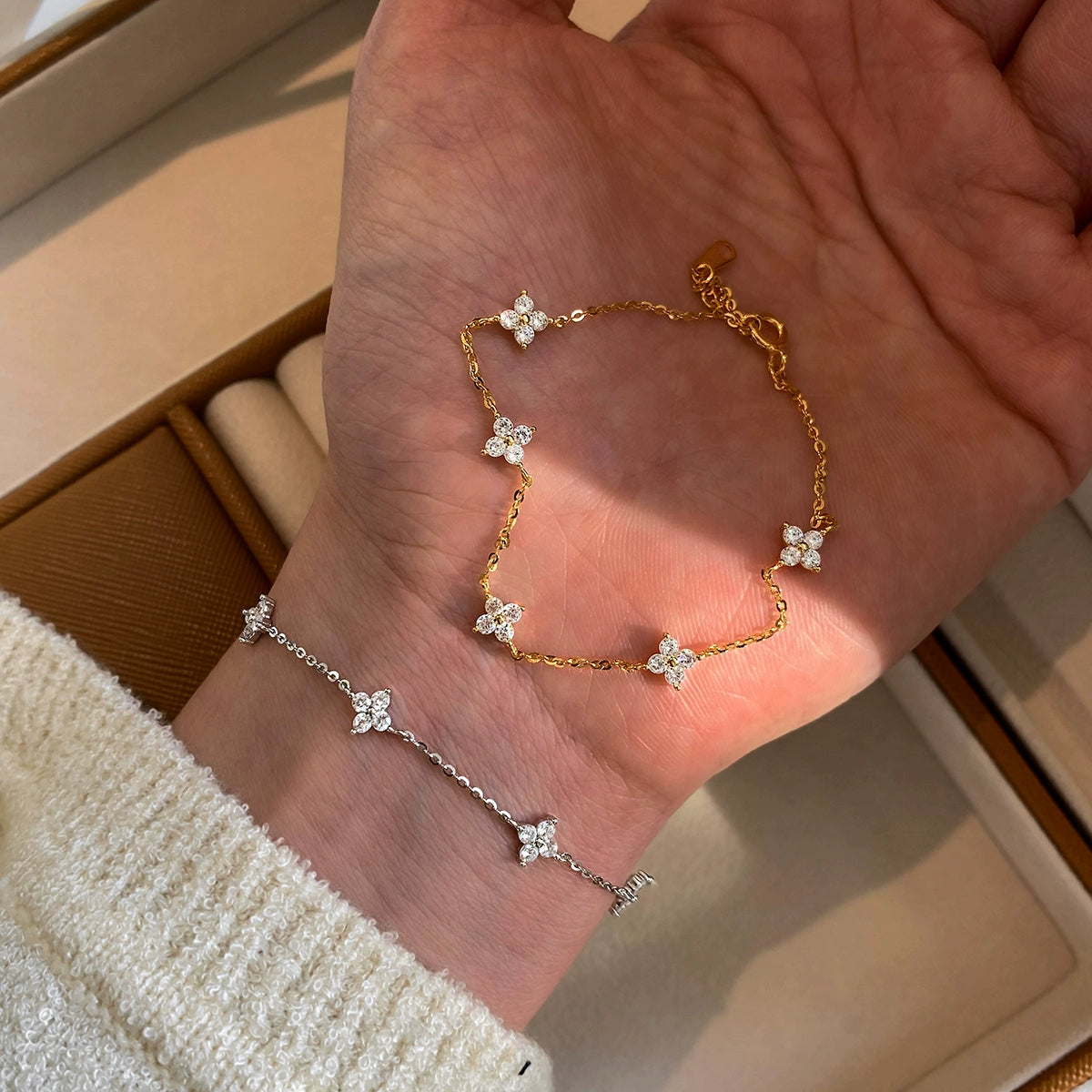 925 sterling silver diamond-encrusted zircon four-leaf clover bracelet for girls, light luxury, exquisite fashion 2025 new partial wealth bracelet.