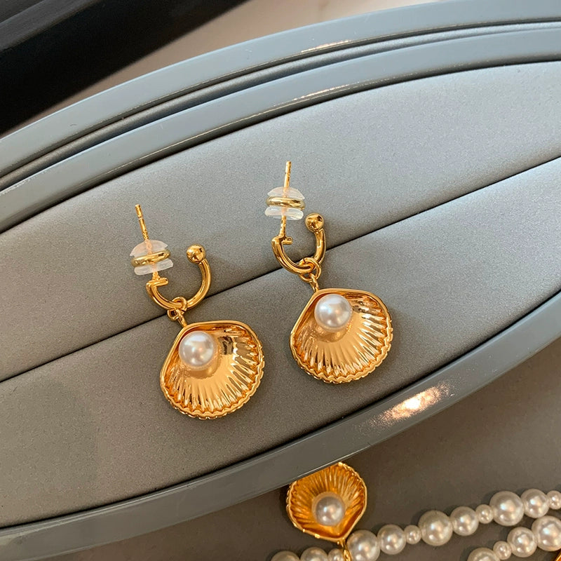 Unique designer European and American gold shell pearl necklace earrings set light luxury niche high-end sweater chain