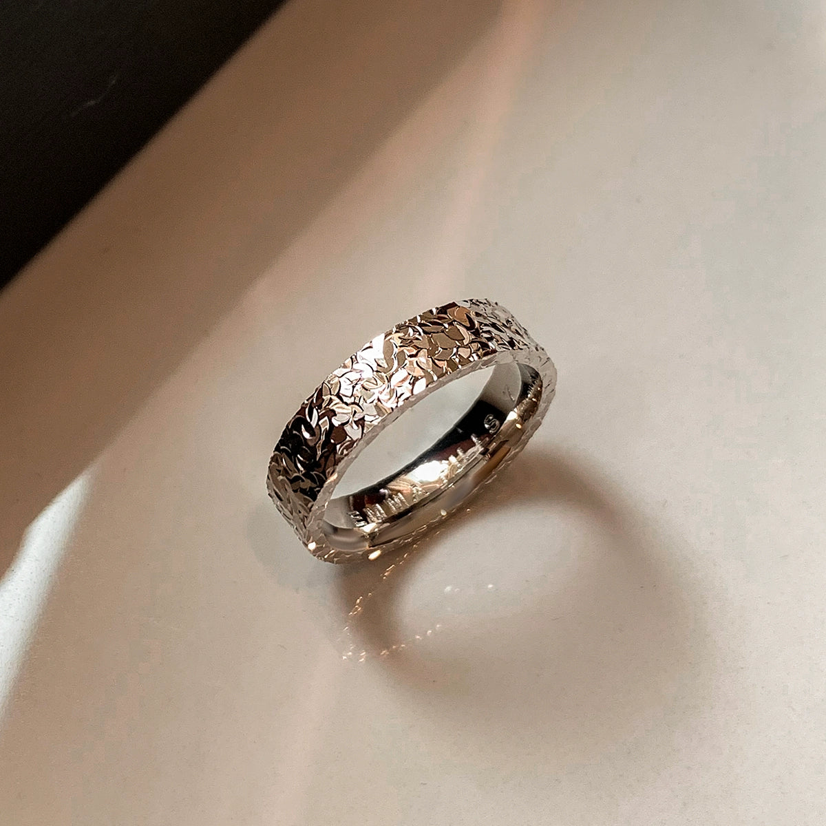 Super bright! Crushed ice ice ring women's light luxury niche high-end hammer pattern design index finger middle finger ring finger hand jewelry