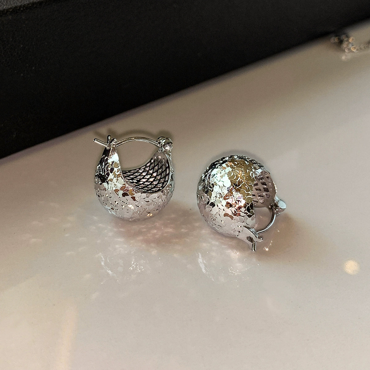 Silver crushed ice ice ball ear buckle women's cold sense temperament light luxury niche high sense 2025 new earrings earrings