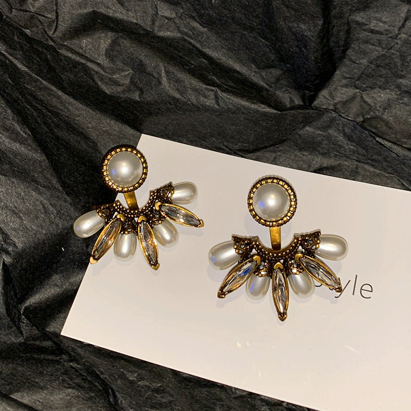 Xiaoxiangfeng retro pearl earrings women's high-end 2025 new light luxury Hepburn style great temperament medieval stud earrings