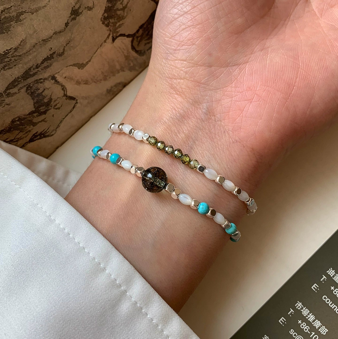Natural white butterfly shell turquoise crystal beaded broken silver bracelet for women, suitable for summer light luxury and high-end stacking bracelet.