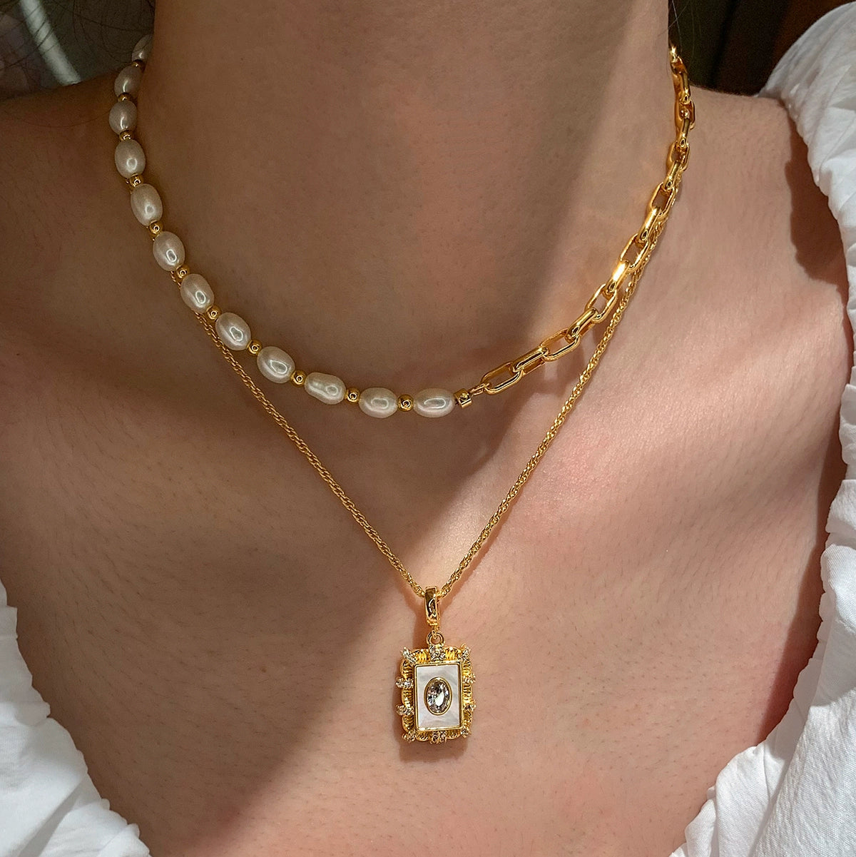 Natural white fritillary necklace women's accessories light luxury niche high sense suitable for summer European and American retro medieval collarbone chain