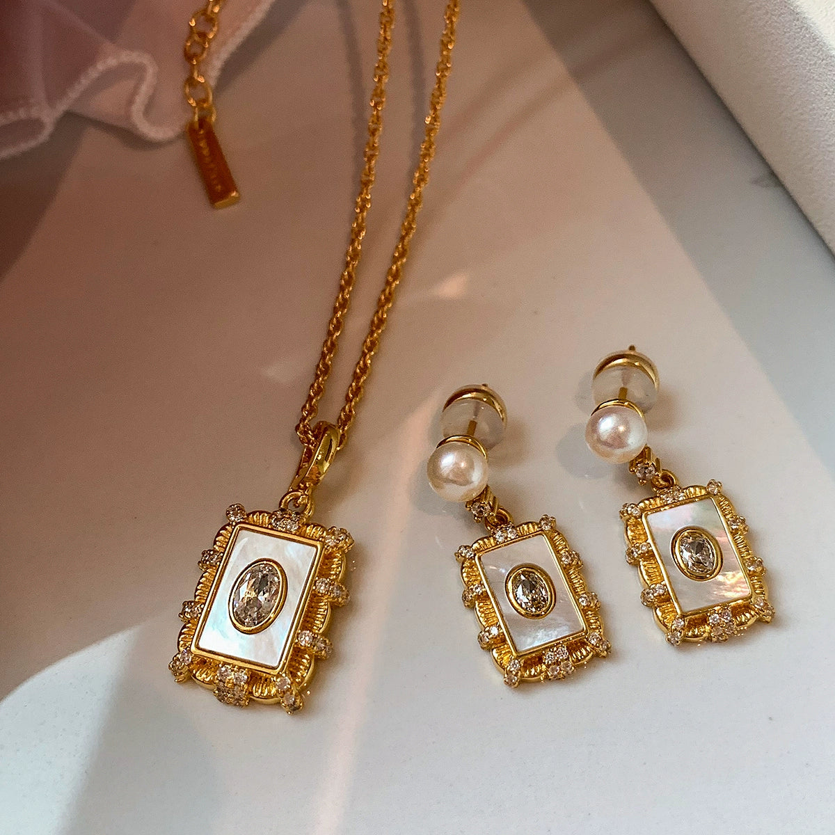 Natural white fritillary necklace women's accessories light luxury niche high sense suitable for summer European and American retro medieval collarbone chain