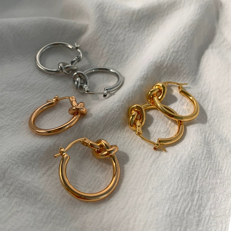 Zhang Zifeng's knotted circle earrings of the same style are women's exquisite, small and minimalist, advanced niche light luxury 2025 new earrings.