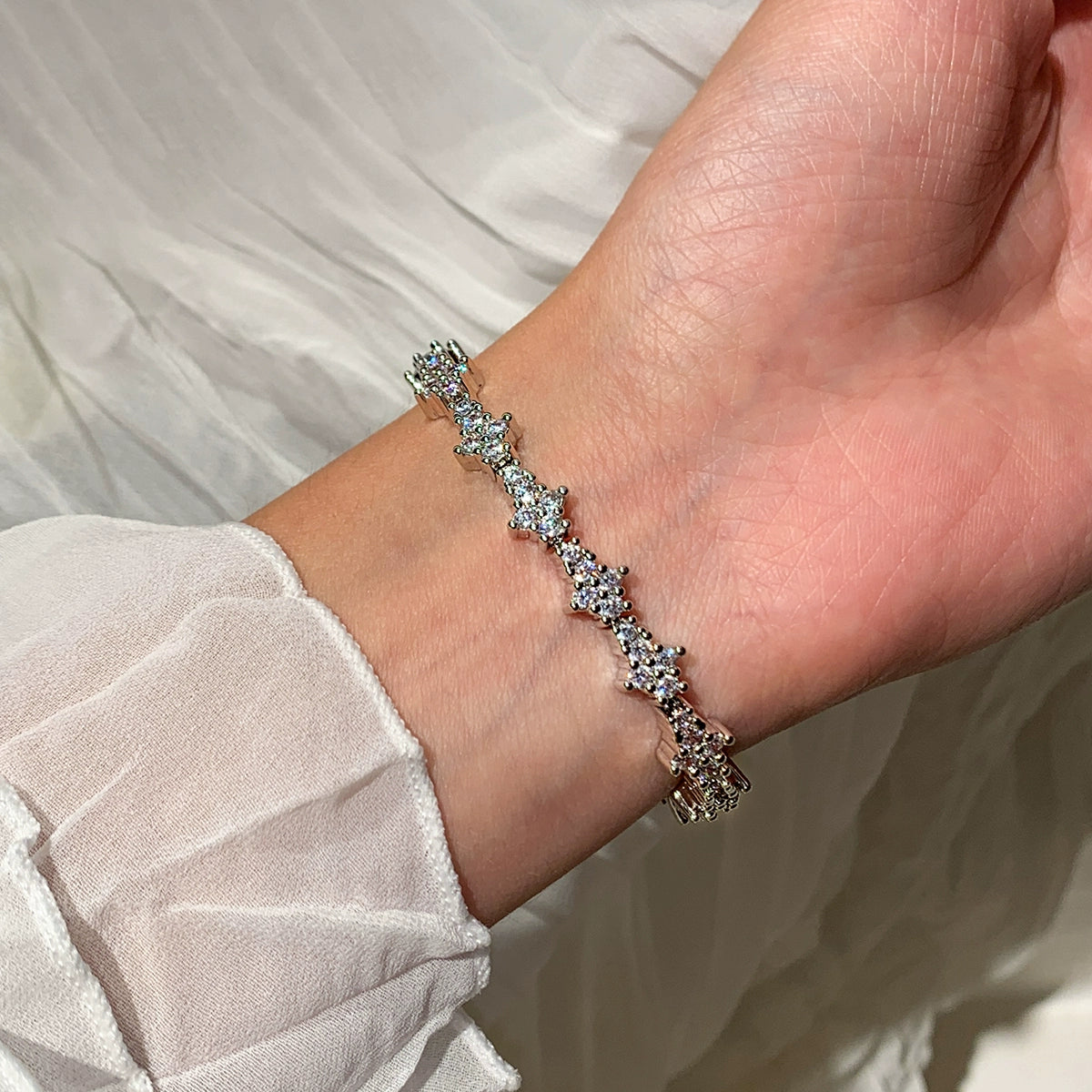 Super flash full diamond zircon silver bracelet women's model is suitable for summer light luxury exquisite fashion 2025 new popular bracelet