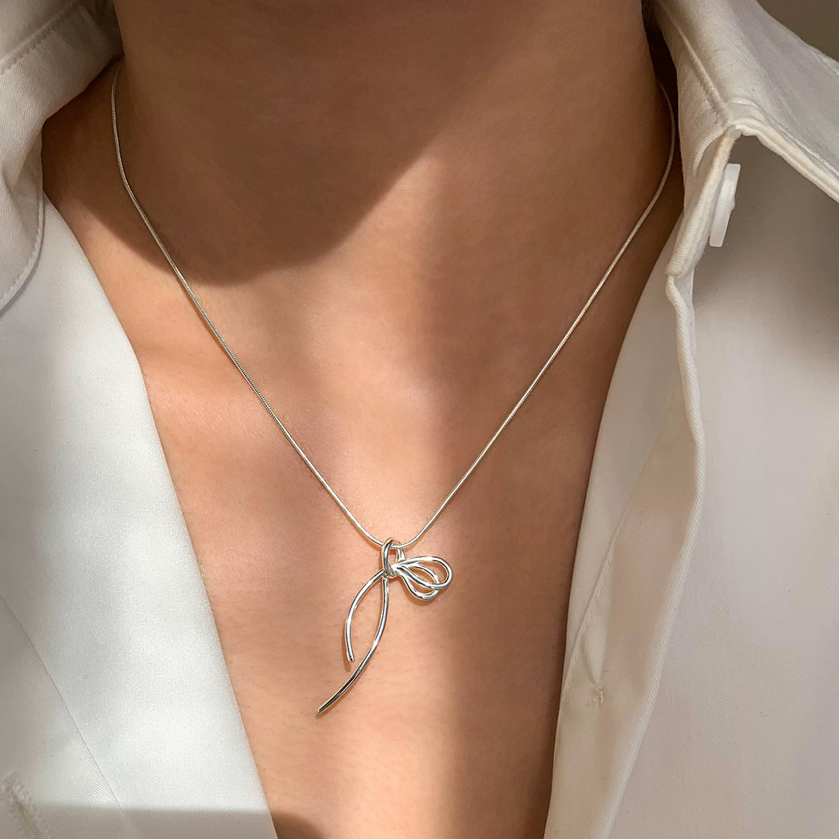 Whole body S925 sterling silver bow pendant necklace women's accessories stacked with light luxury niche high-end exquisite collarbone chain