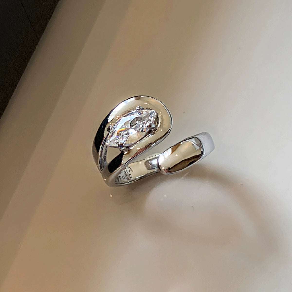 European and American exaggerated personality diamond-encrusted zircon index finger open ring women's light luxury high-end sense gold and silver do not fade and can be adjusted