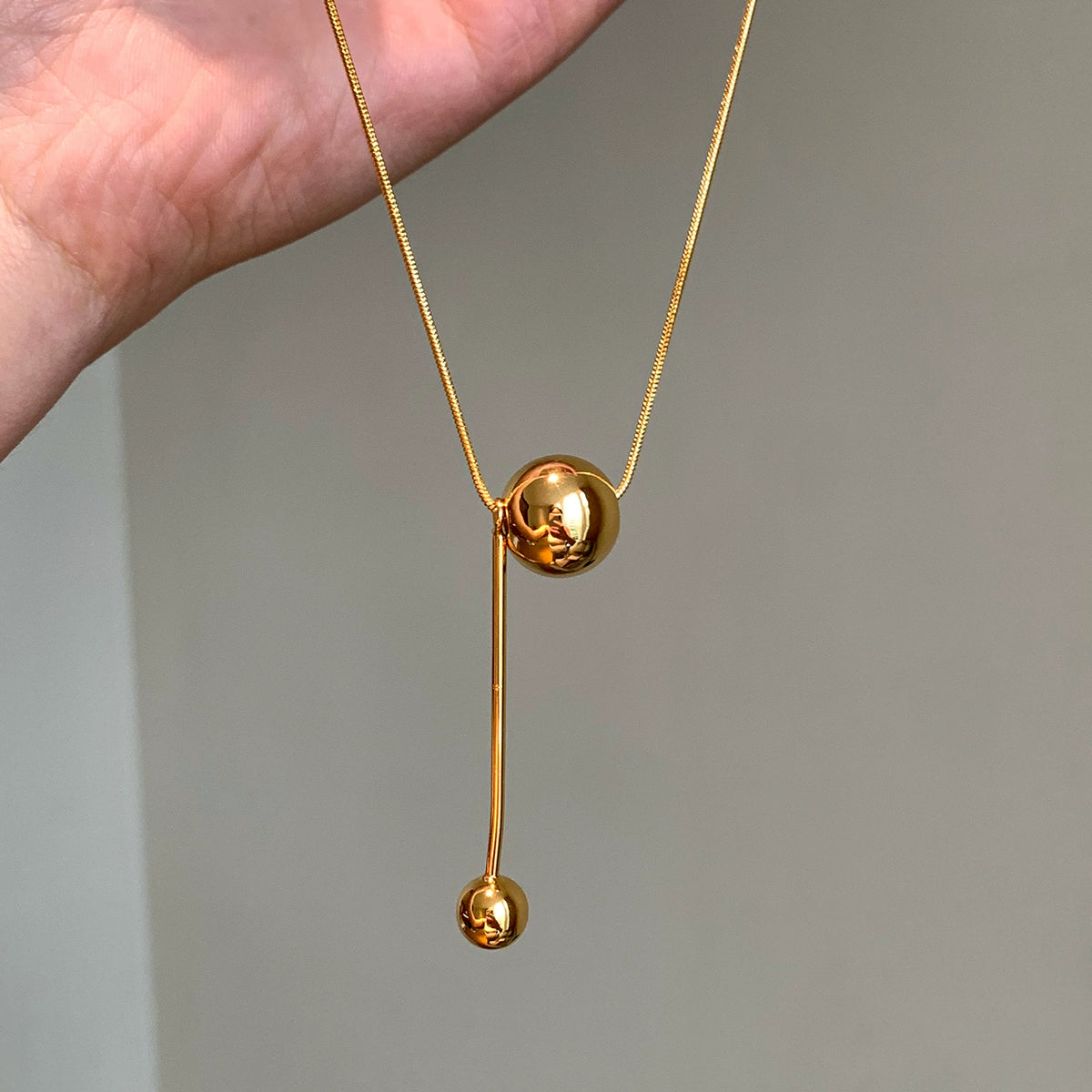 European and American simple round spherical pendant snake bone chain necklace women's accessories long light luxury high-end sweater chain sweater chain