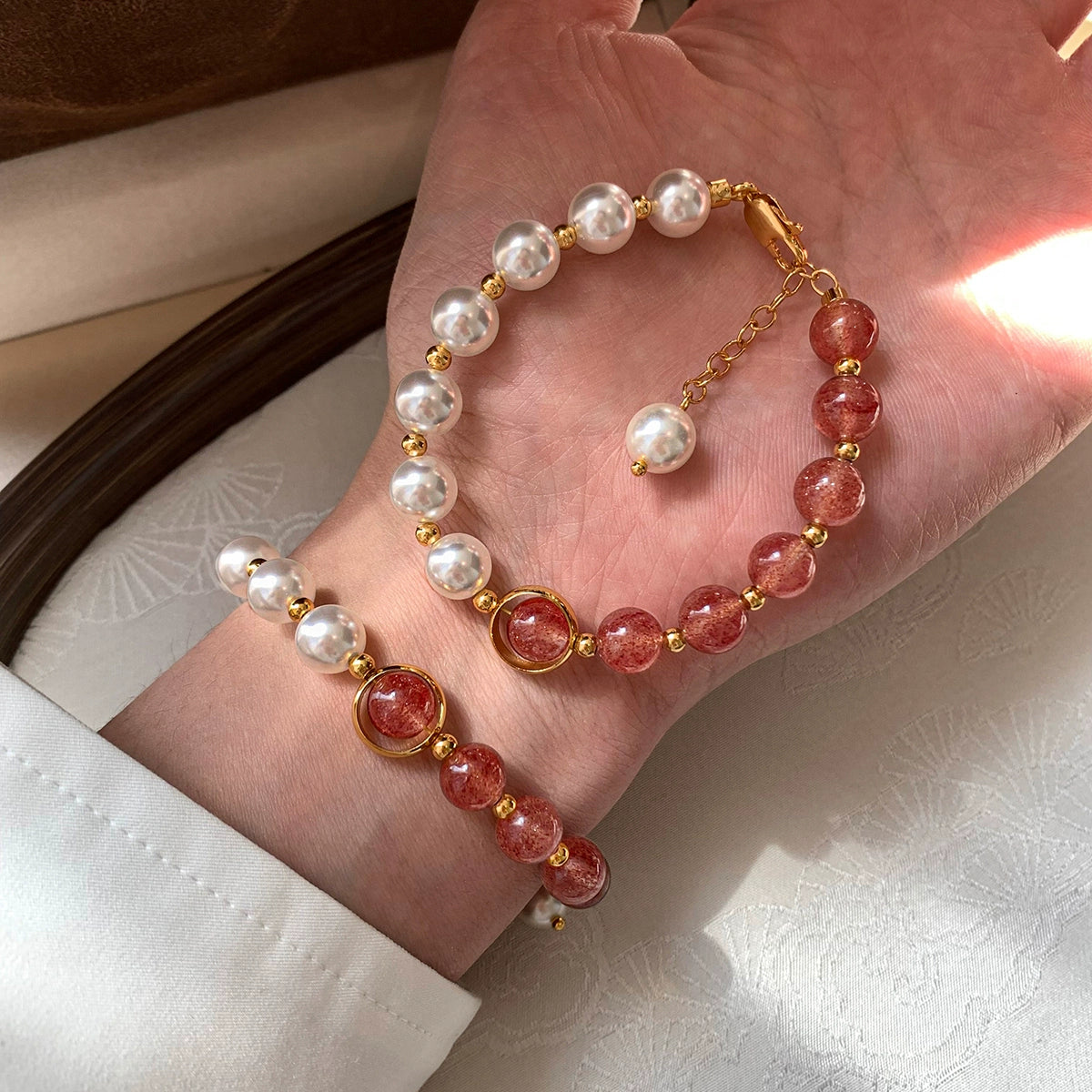Natural strawberry pink crystal S home pearl bracelet women's light luxury niche exquisite 2025 new metaphysical bracelet