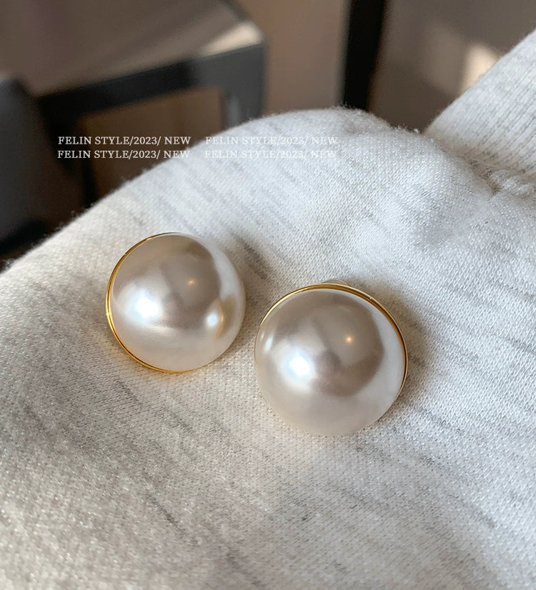 European and American steamed buns, big pearl earrings, stud earrings, female Hepburn style temperament, niche design sense, high-end light luxury earrings, earrings.