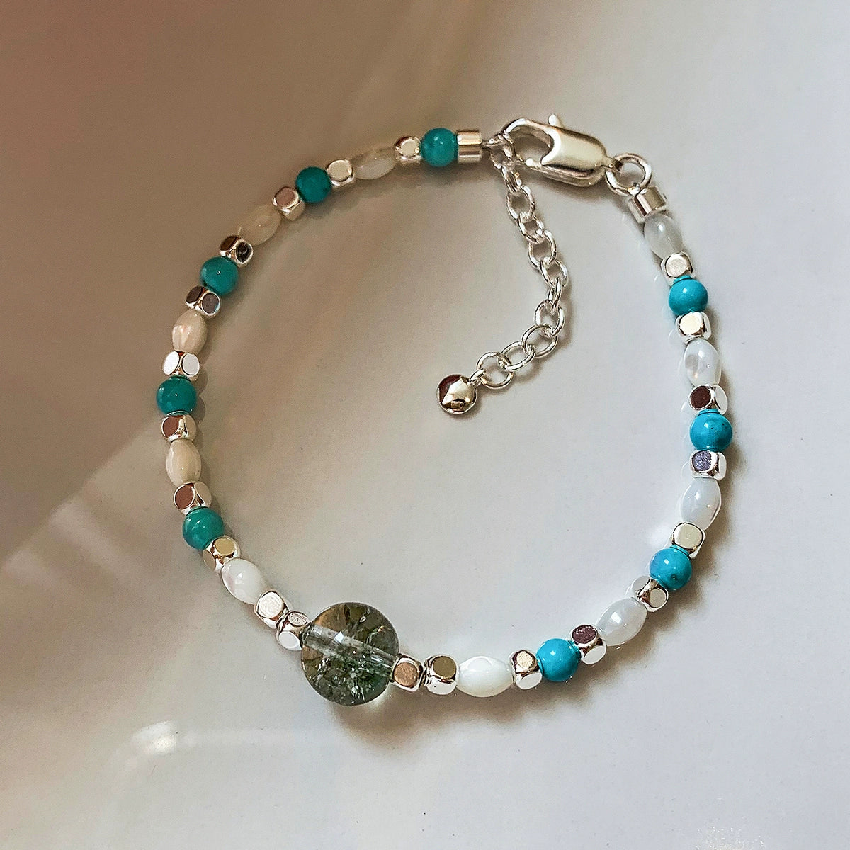 Natural white butterfly shell turquoise crystal beaded broken silver bracelet for women, suitable for summer light luxury and high-end stacking bracelet.