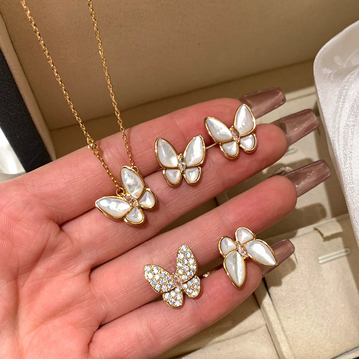 Natural white fritillary diamond zircon butterfly ring women's light luxury exquisite fashion niche design partial wealth metaphysical ring