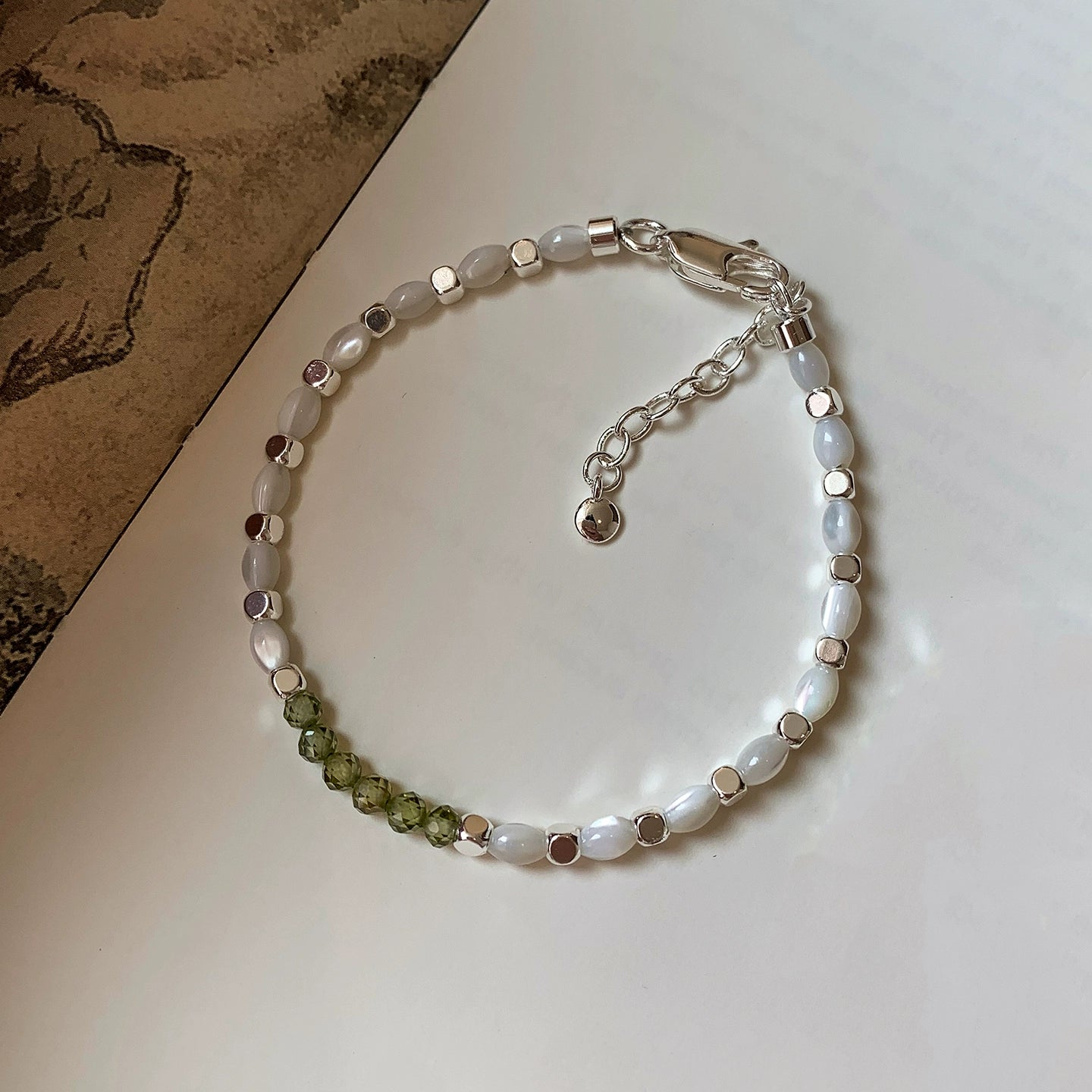 Natural white butterfly shell turquoise crystal beaded broken silver bracelet for women, suitable for summer light luxury and high-end stacking bracelet.