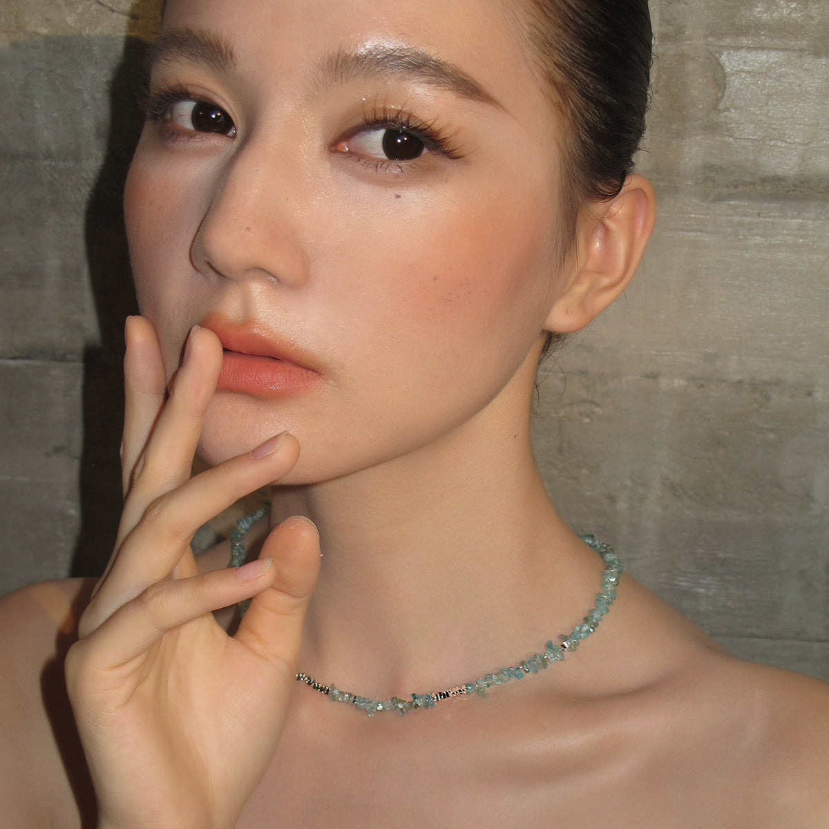 Natural green glazed crystal color broken silver necklace for women, suitable for summer seaside light luxury high-end blue-green necklace