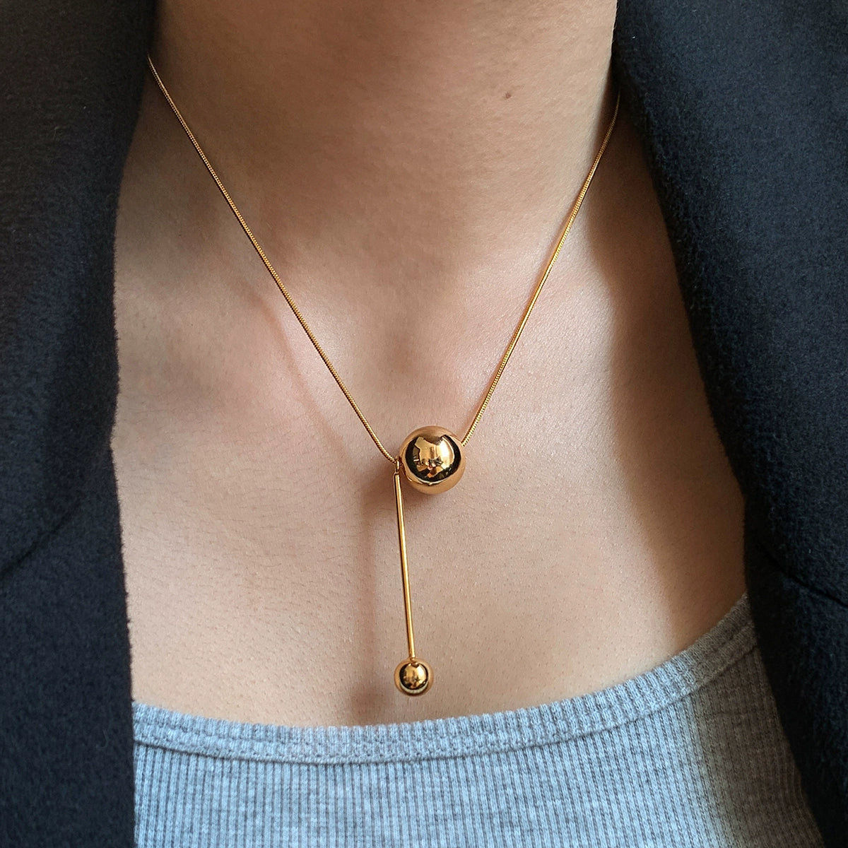 European and American simple round spherical pendant snake bone chain necklace women's accessories long light luxury high-end sweater chain sweater chain