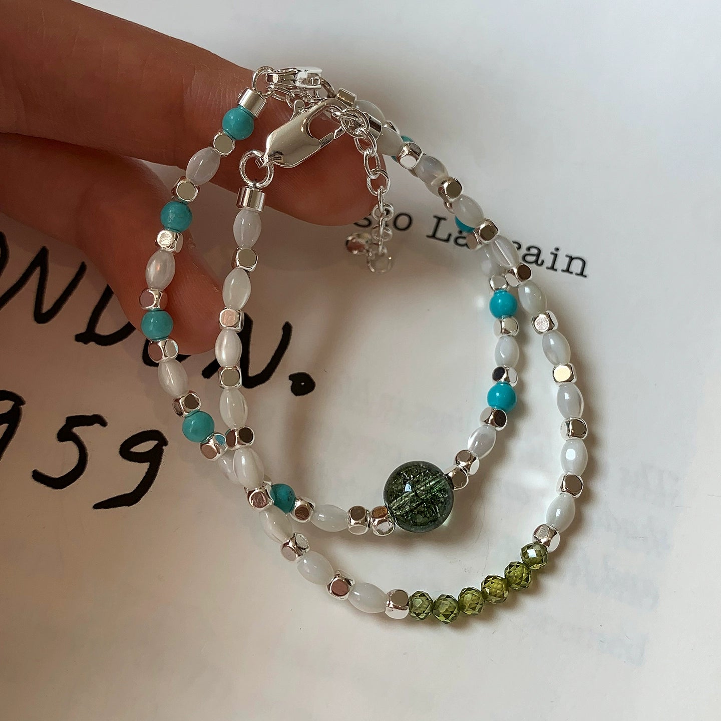 Natural white butterfly shell turquoise crystal beaded broken silver bracelet for women, suitable for summer light luxury and high-end stacking bracelet.