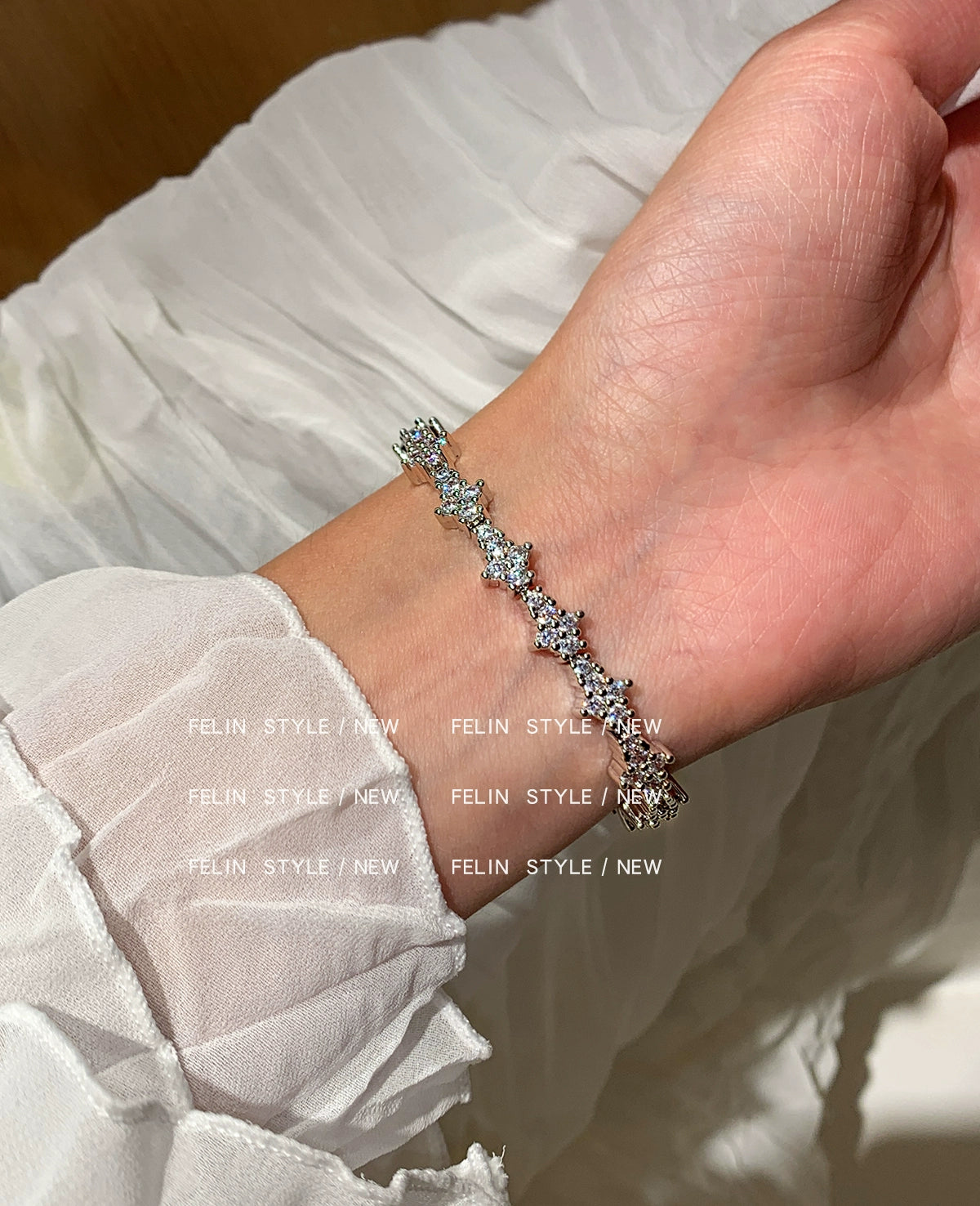 Super flash full diamond zircon silver bracelet women's model is suitable for summer light luxury exquisite fashion 2025 new popular bracelet