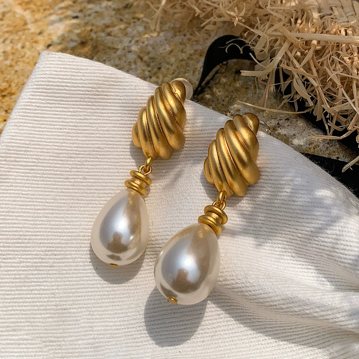 Seaside vacation wind frosted metal pearl pendant earrings women's summer face small French high-end earrings earrings