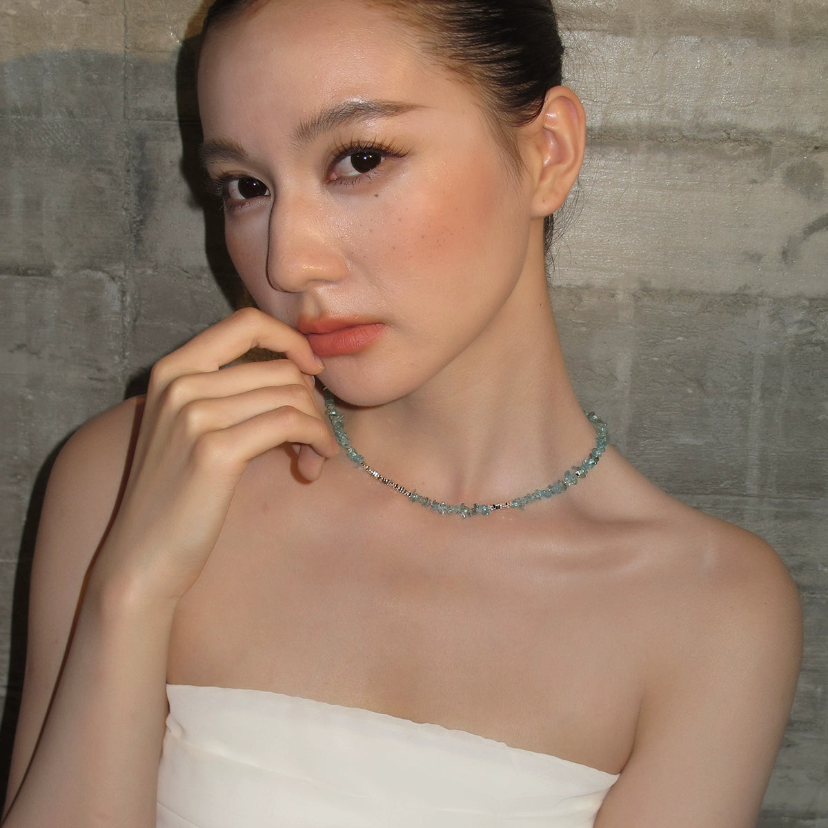 Natural green glazed crystal color broken silver necklace for women, suitable for summer seaside light luxury high-end blue-green necklace