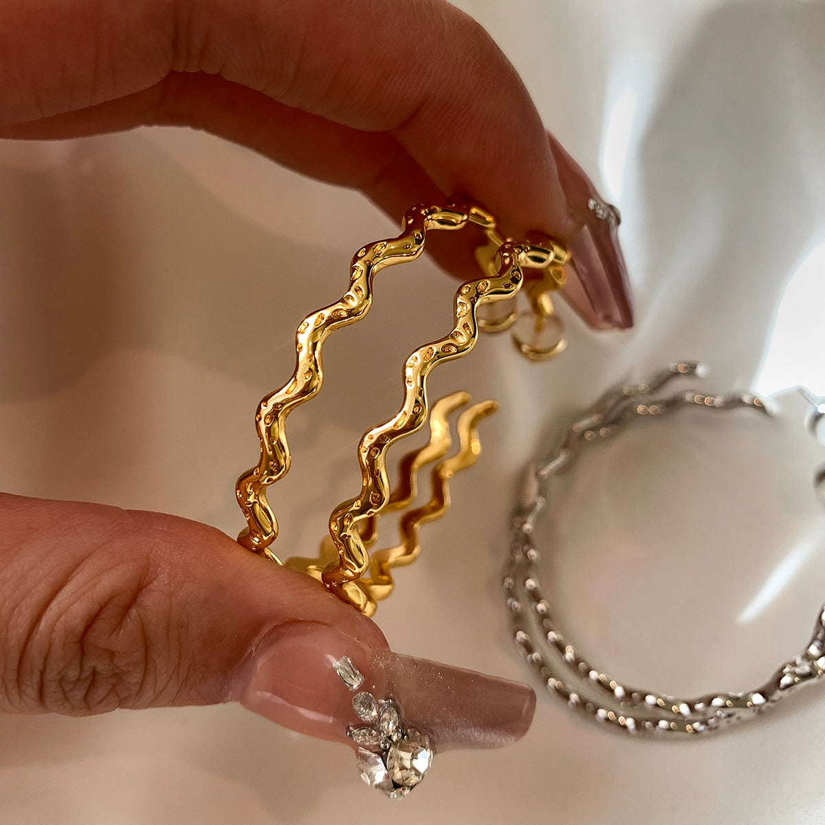 Exaggerated personalized metal wave diamond-set large circle earrings women's 2025 new light luxury high-end circle earrings