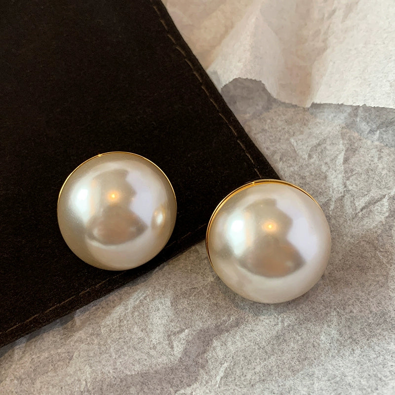 European and American steamed buns, big pearl earrings, stud earrings, female Hepburn style temperament, niche design sense, high-end light luxury earrings, earrings.