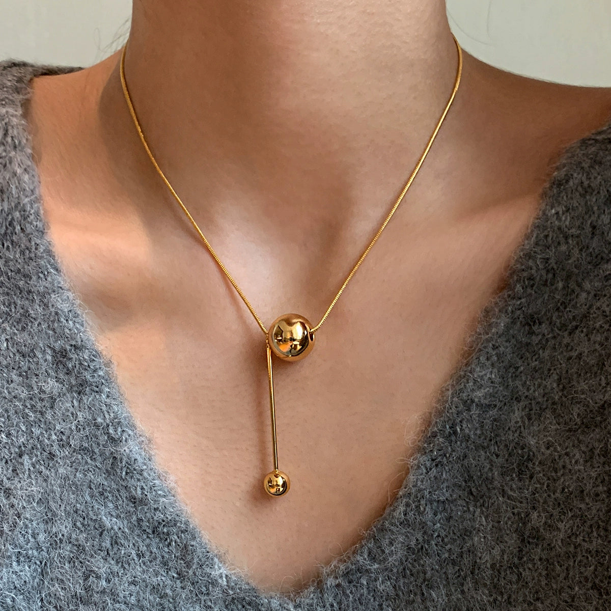 European and American simple round spherical pendant snake bone chain necklace women's accessories long light luxury high-end sweater chain sweater chain