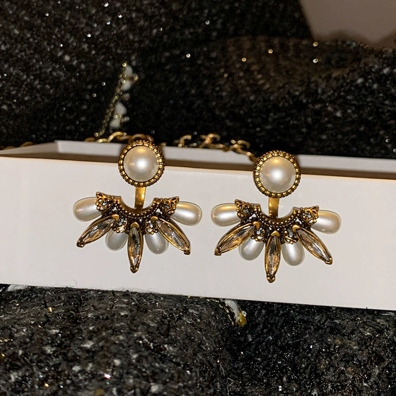 Xiaoxiangfeng retro pearl earrings women's high-end 2025 new light luxury Hepburn style great temperament medieval stud earrings