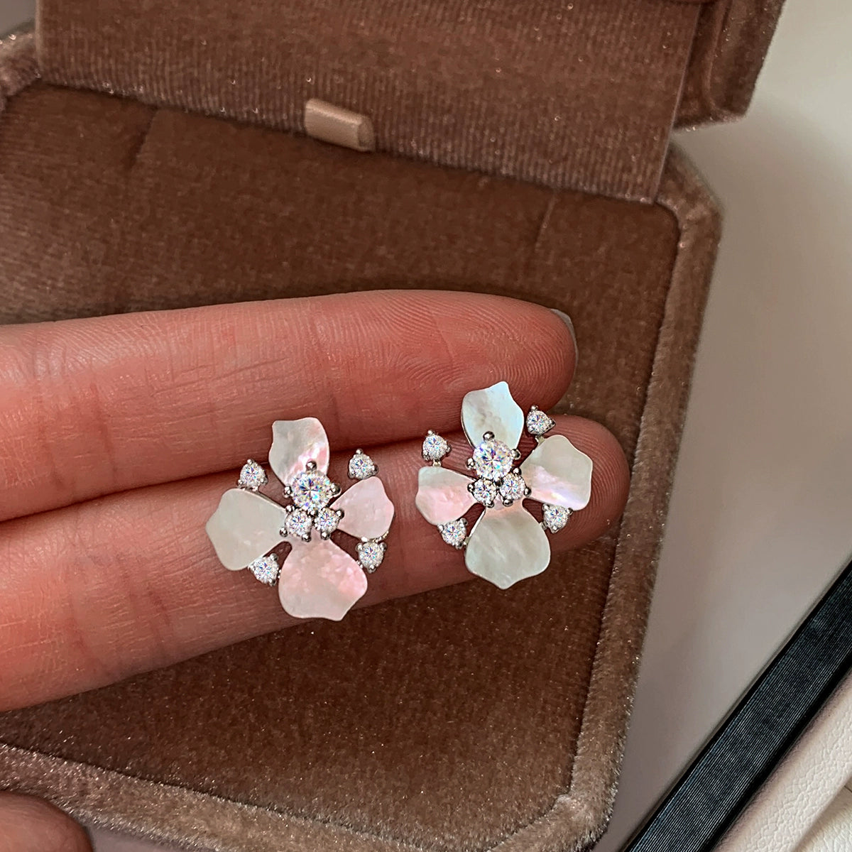 925 Silver Needle Natural White Fritillary Zircon Diamond Earrings Ladies 2025 Super Fire Premium Temperament Stud Earrings Earrings