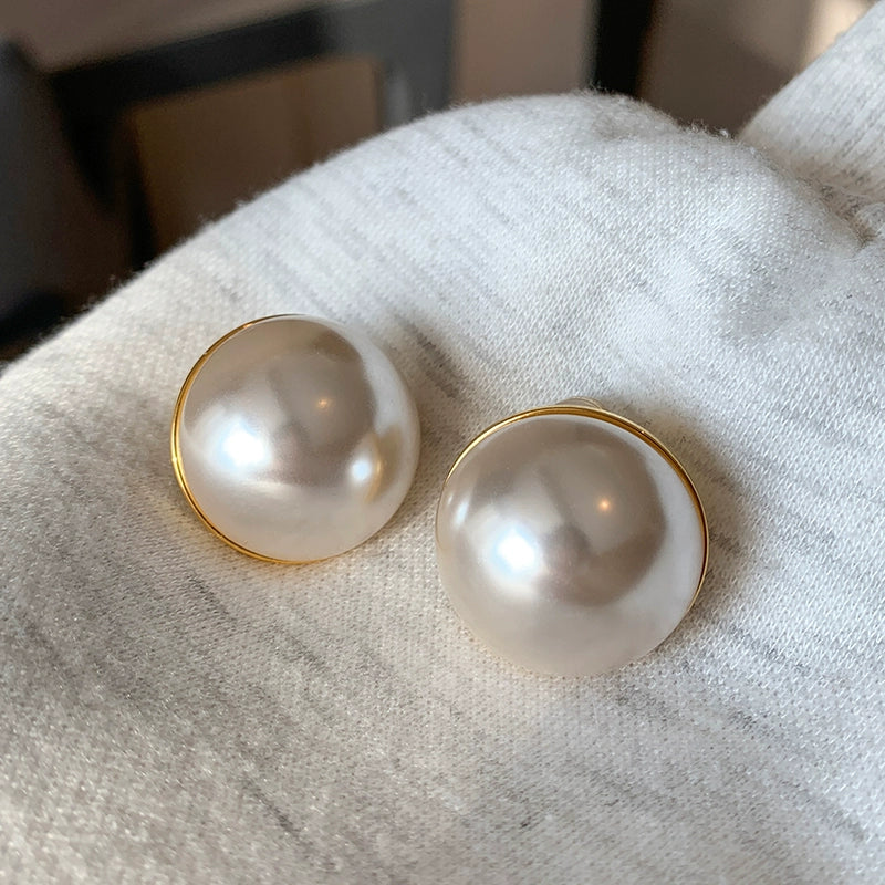 European and American steamed buns, big pearl earrings, stud earrings, female Hepburn style temperament, niche design sense, high-end light luxury earrings, earrings.