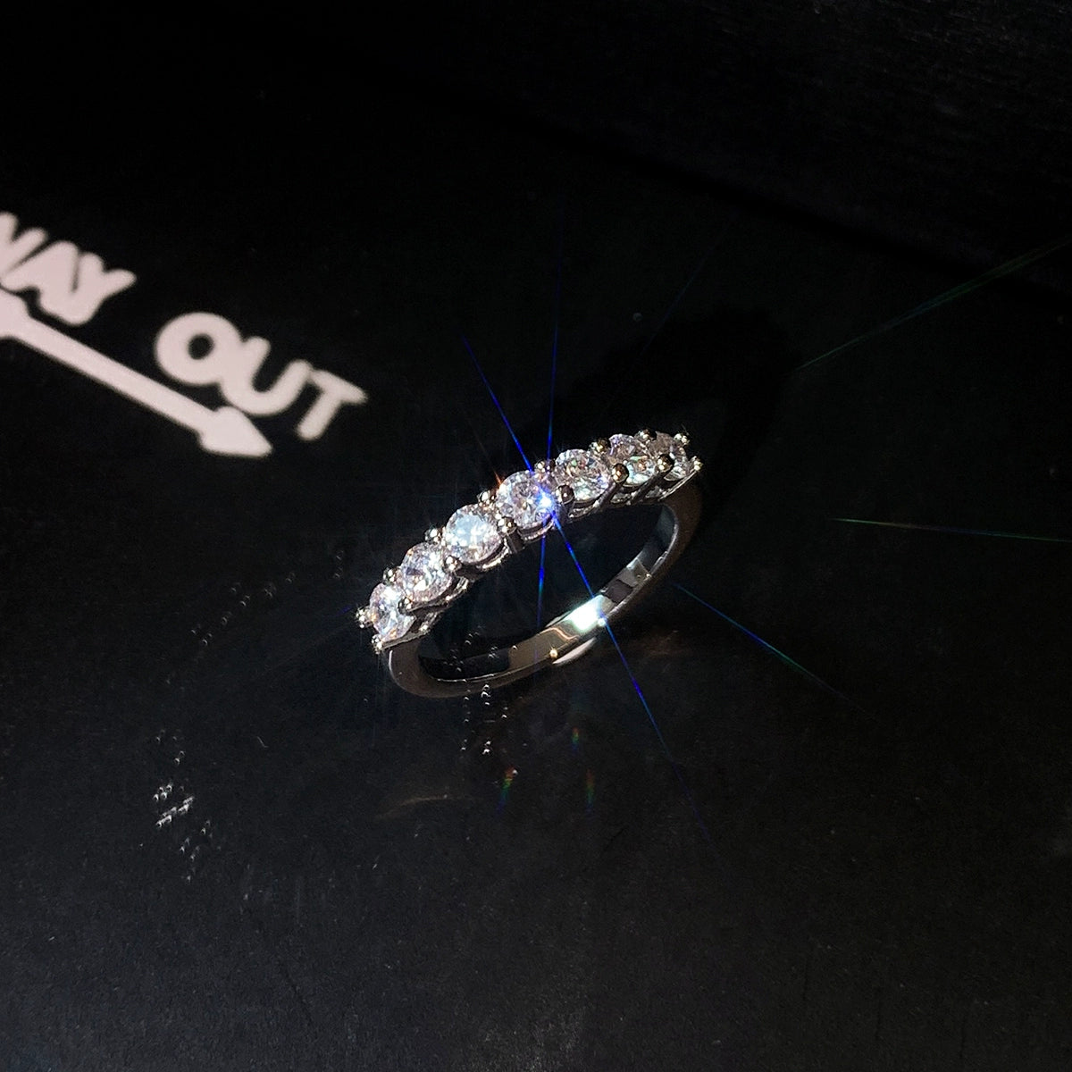 Super flash fire color broken diamond row diamond middle finger index finger ring women's light luxury niche design exquisite high sense 2025 new