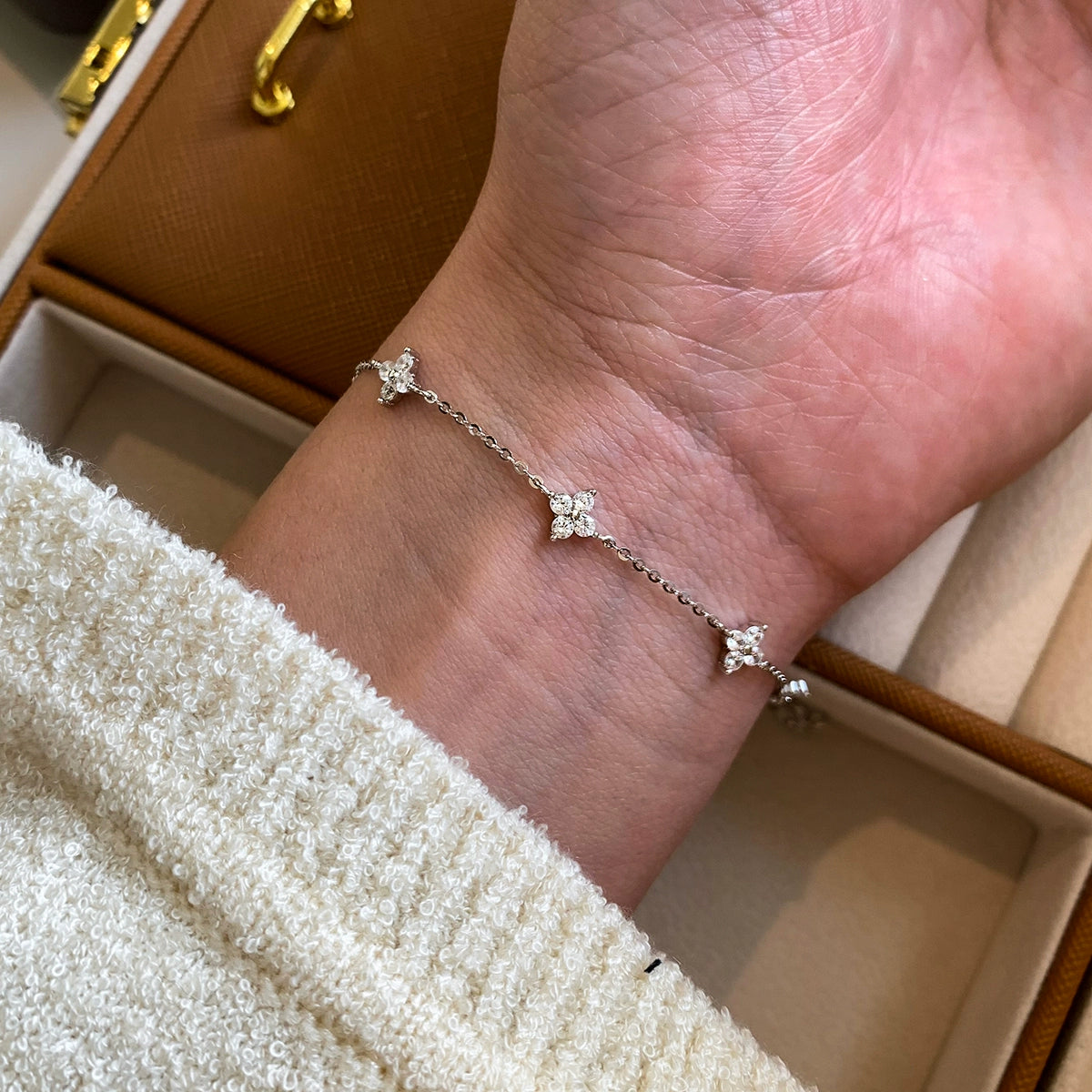 925 sterling silver diamond-encrusted zircon four-leaf clover bracelet for girls, light luxury, exquisite fashion 2025 new partial wealth bracelet.