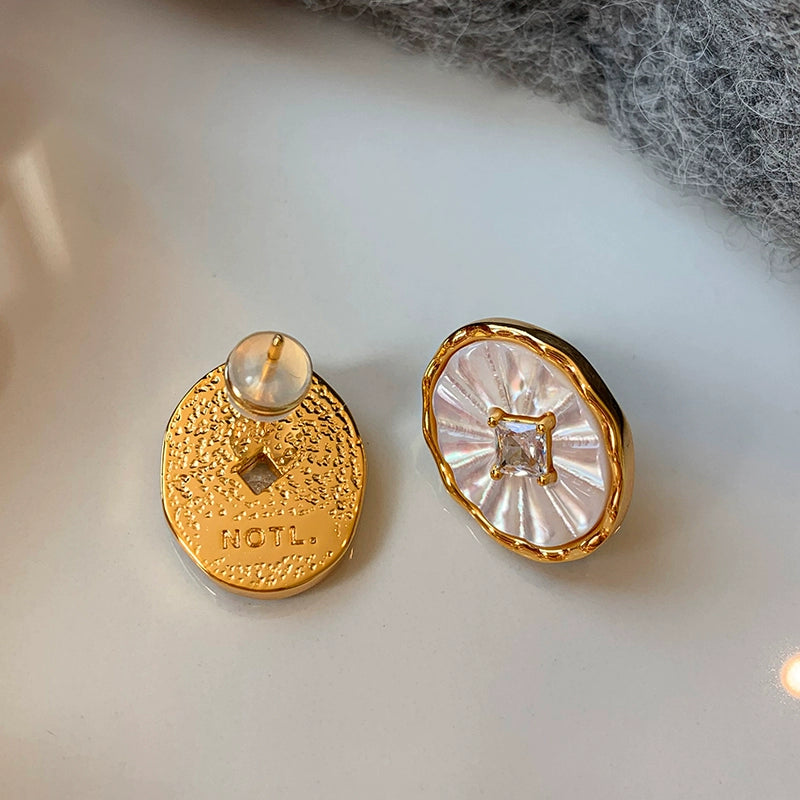 White Fritillary oval zircon earrings women's new French retro high-end sense unique design temperament stud earrings