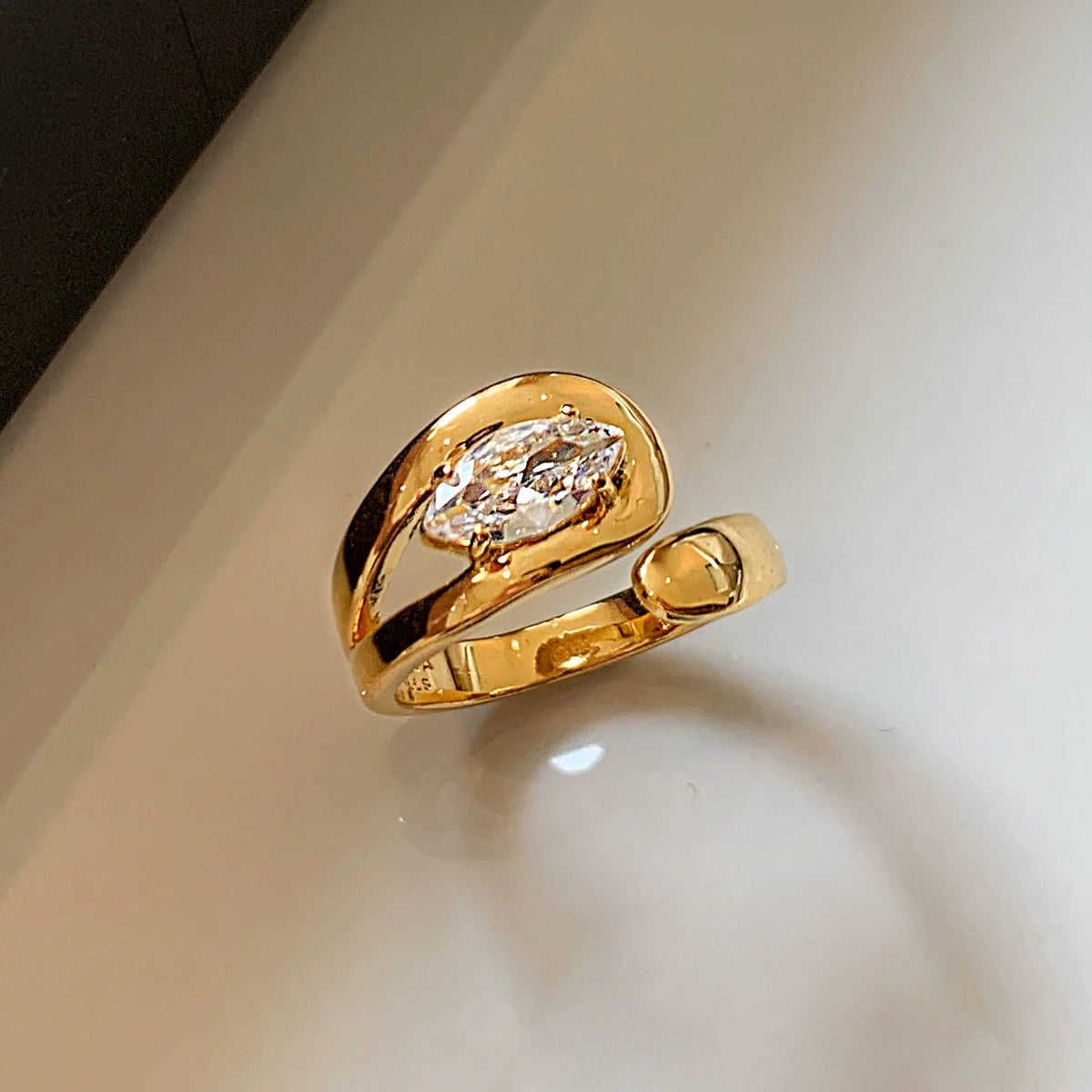 European and American exaggerated personality diamond-encrusted zircon index finger open ring women's light luxury high-end sense gold and silver do not fade and can be adjusted