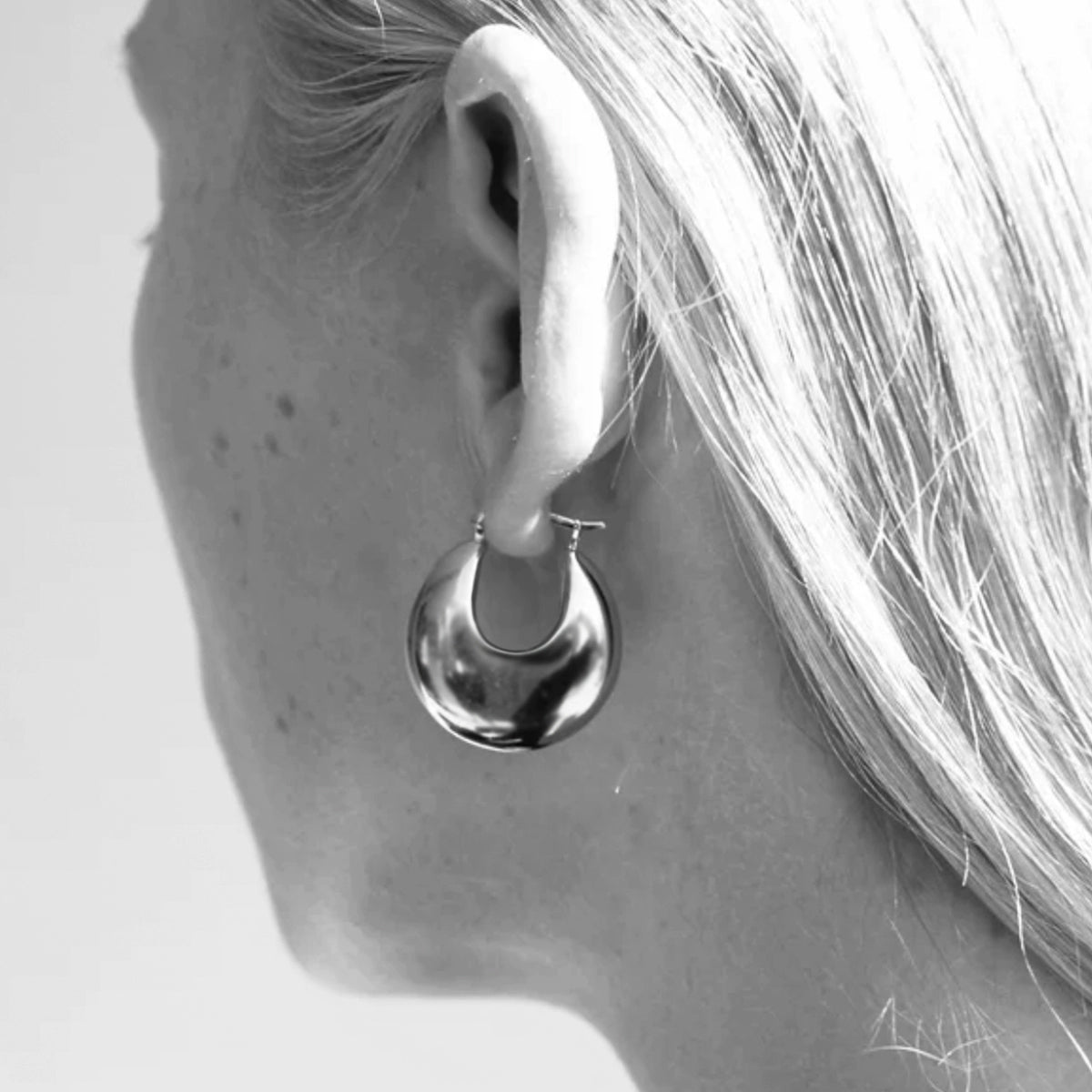 European and American simple personality round metal earrings women's summer light luxury niche high-end sense unique temperament earrings earrings