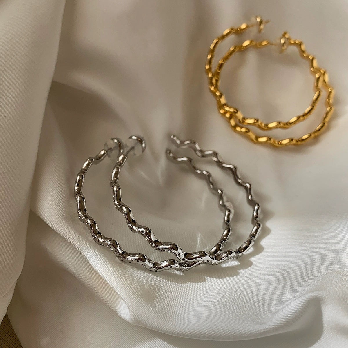 Exaggerated personalized metal wave diamond-set large circle earrings women's 2025 new light luxury high-end circle earrings