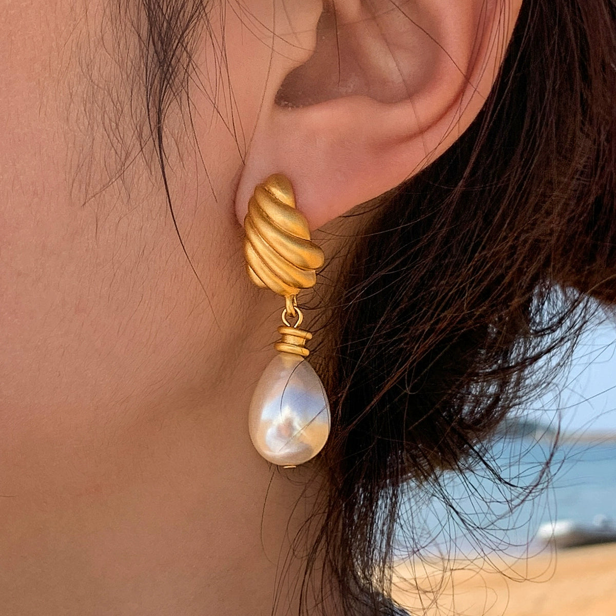 Seaside vacation wind frosted metal pearl pendant earrings women's summer face small French high-end earrings earrings