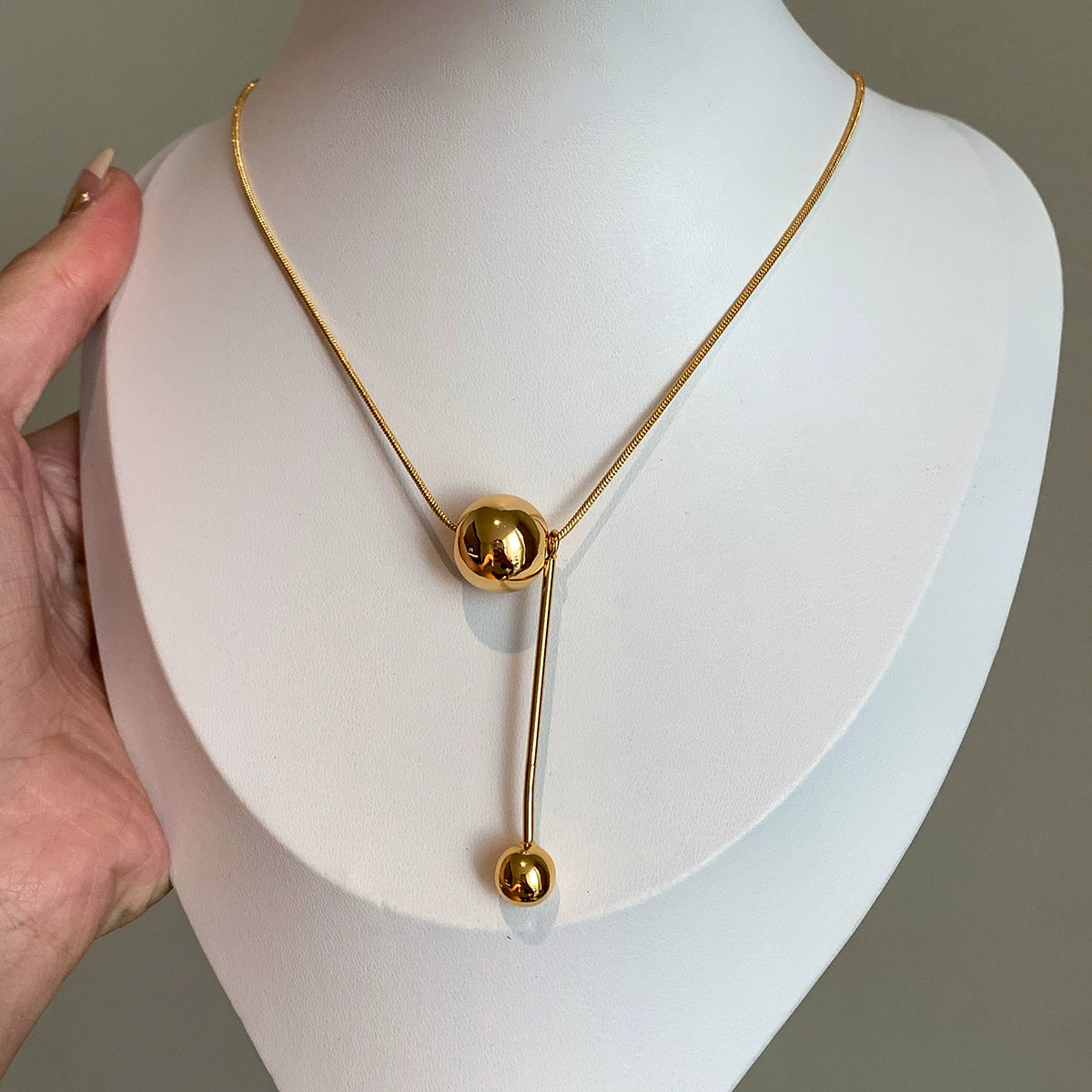 European and American simple round spherical pendant snake bone chain necklace women's accessories long light luxury high-end sweater chain sweater chain