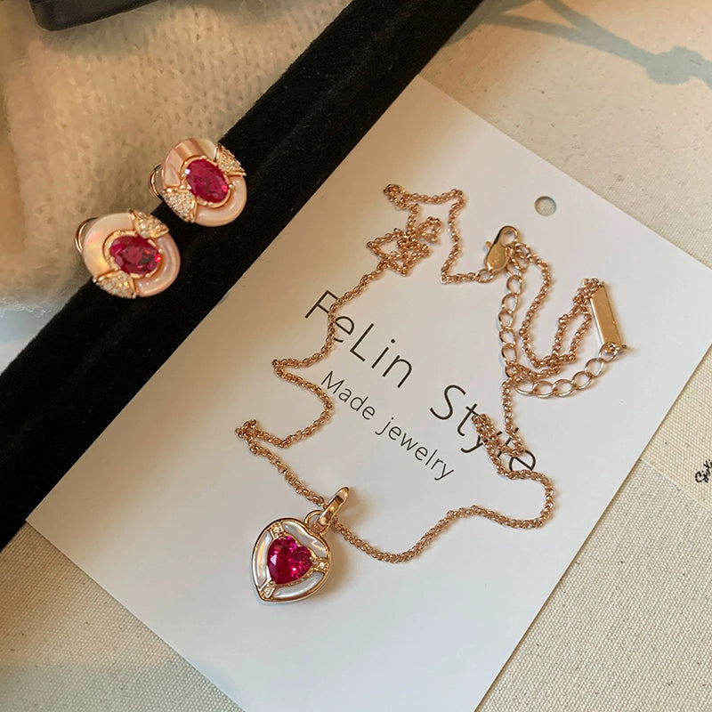 Pink zircon love pendant necklace women's high-end accessories light luxury niche 2025 new heart-shaped collarbone chain neck chain