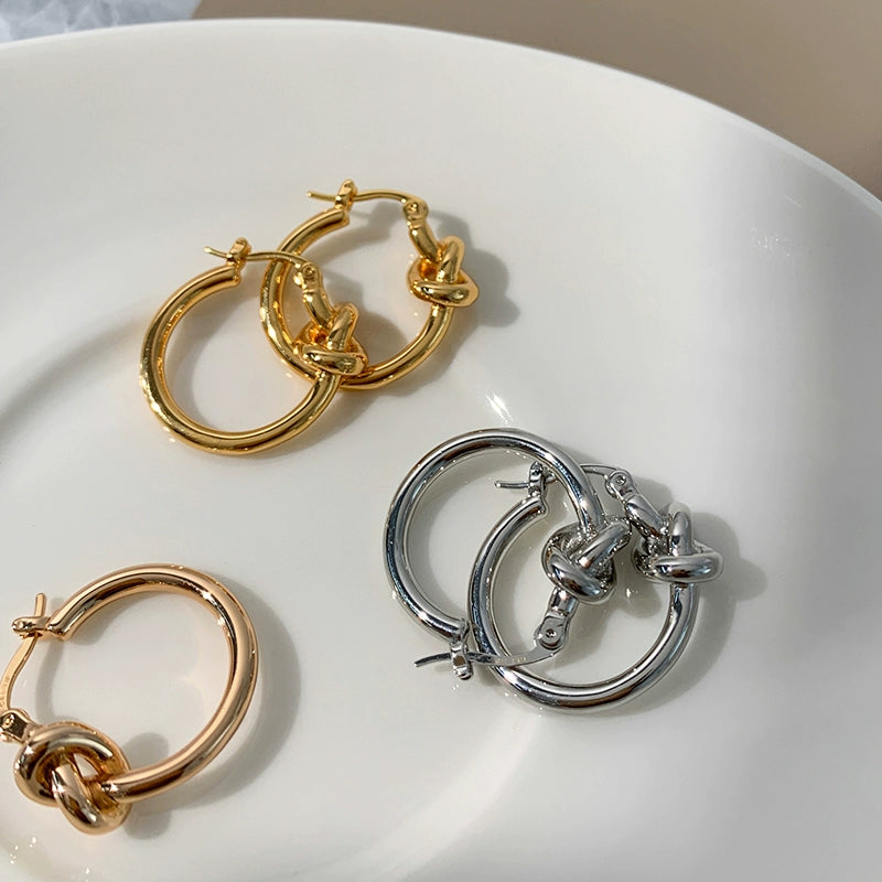 Zhang Zifeng's knotted circle earrings of the same style are women's exquisite, small and minimalist, advanced niche light luxury 2025 new earrings.