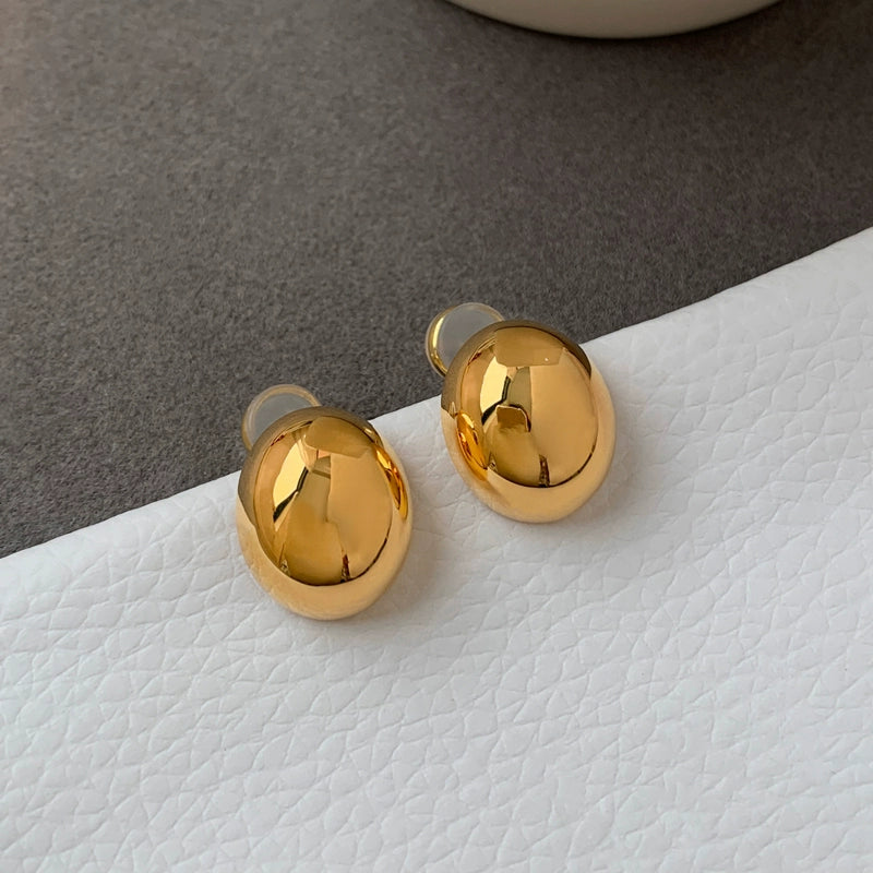 Small and minimalist metal golden beans round spherical earrings women's niche high sense 2025 new gold earrings earrings