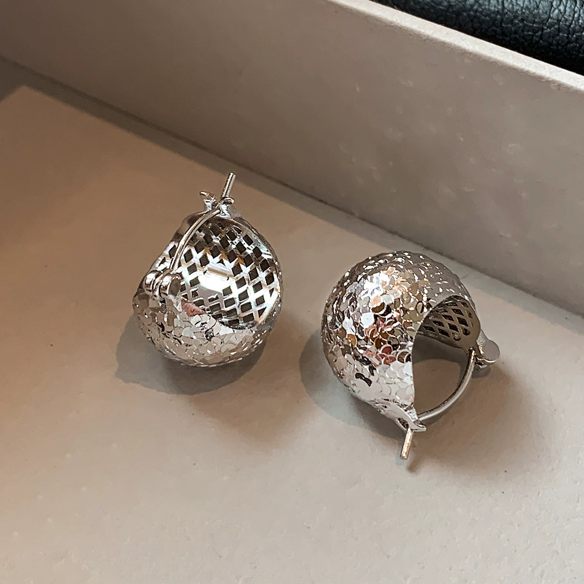 Silver crushed ice ice ball ear buckle women's cold sense temperament light luxury niche high sense 2025 new earrings earrings